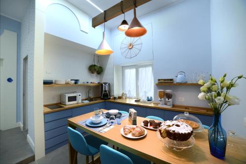In Centro B&B في كاستيلاماري دي ستابيا: مطبخ مع طاولة عليها كيكة