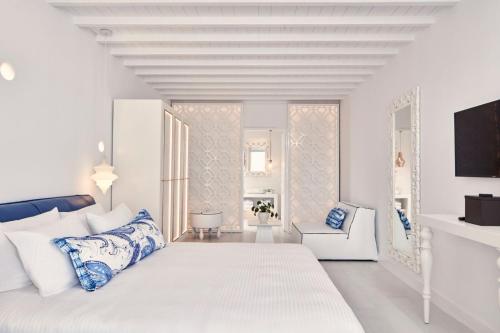A bed or beds in a room at Katikies Mykonos - The Leading Hotels of the World