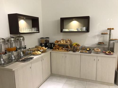 una cocina con un montón de comida en la barra en Hotel Frejus, en Collegno