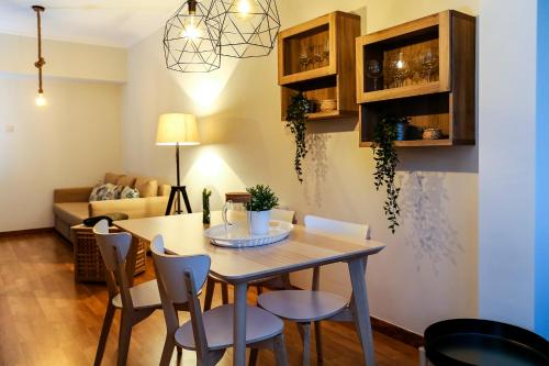 a dining room and living room with a table and chairs at Aquele Cantinho in Amadora