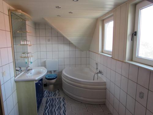 Un baño con inodoro, bañera y lavabo. en FeWo mit Balkon, Zimmermann, en Strasen