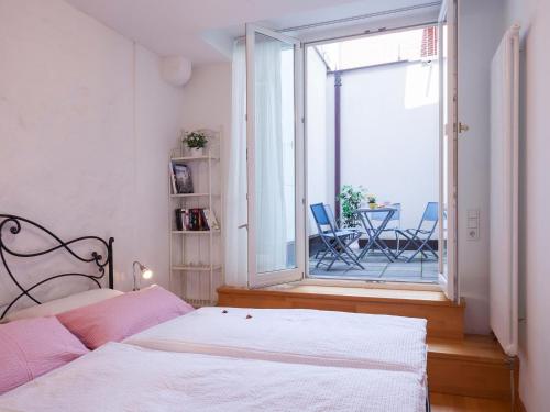 1 dormitorio con cama y ventana grande en Ferienwohnungen Hensler en Lindau