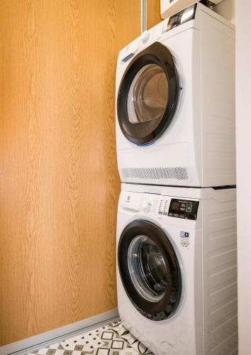 a washing machine and a dryer in a room at Bentis Luxury Apartments in Kraków
