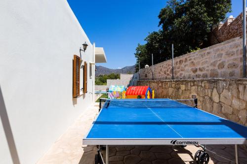 Πινγκ πονγκ στο Kampos Villa III, Nature Living with Heated Pool, pure elegance, By ThinkVilla ή εκεί κοντά