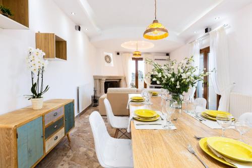 Η κουζίνα ή μικρή κουζίνα στο Kampos Villa III, Nature Living with Heated Pool, pure elegance, By ThinkVilla