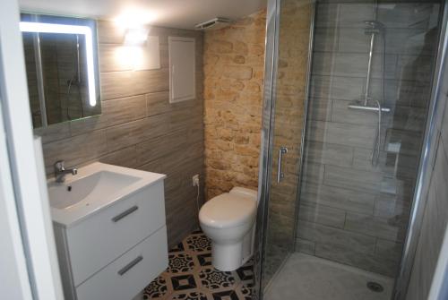 La salle de bains est pourvue d'une douche, de toilettes et d'un lavabo. dans l'établissement Ecurie de la Grange l'Abbé, à Le Langon