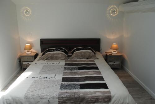 1 dormitorio con 1 cama con 2 mesitas de noche en Ecurie de la Grange l'Abbé, en Le Langon