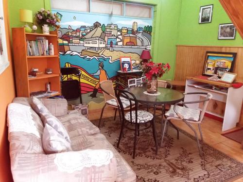 a living room with a couch and a table at Hostal Destino Bellavista in Valparaíso