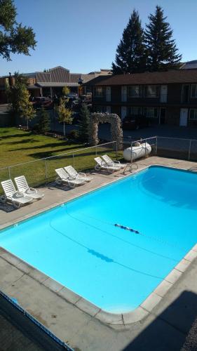 Bazén v ubytování Stagecoach Inn & Suites nebo v jeho okolí