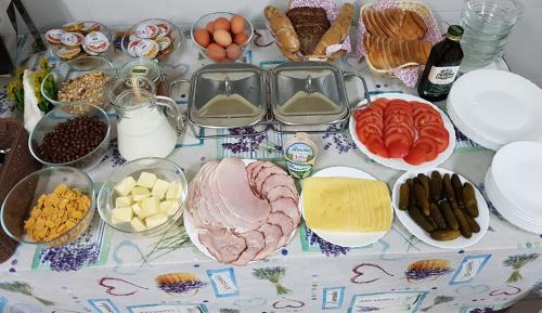 Comida en la habitación en casa particular o alrededores