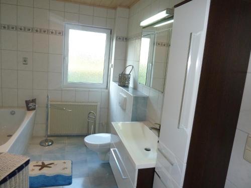 Ένα μπάνιο στο romantisches Ferienhaus Boddenblick mit Sauna