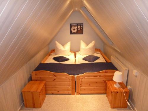 1 dormitorio con 1 cama en una tienda de campaña en romantisches Ferienhaus Boddenblick mit Sauna, en Pruchten