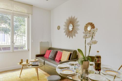 un salon avec un canapé et une table dans l'établissement 21a Maréchal FOCH Avenue Paris CHAMPS-ELYSÉES, à Paris