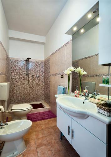 a bathroom with a toilet and a sink at La Villa in Pratola Peligna