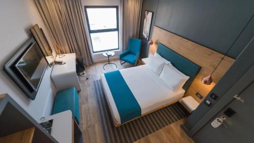 an overhead view of a bedroom with a bed and a window at Garden Court Kitwe in Kitwe