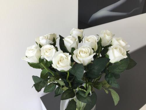 a bouquet of white roses in a vase at Ferienwohnung Black White in Raubling