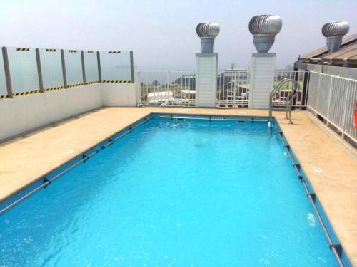 a swimming pool on the roof of a building at Vista y Mar in Valparaíso
