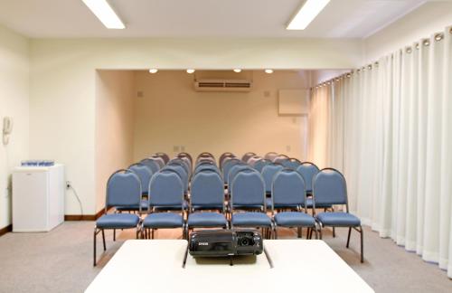 グアラティンゲタにあるGuará Inn Flat Serviceのカメラ付きの会議室の椅子