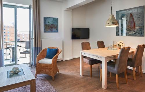 a dining room with a table and chairs at Am Hafen - Ohlerichspeicher in Wismar