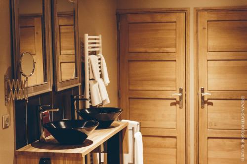una cocina con tres tazones sentados en un mostrador en Domaine de la Pommeraye & Spa, en La Pommeraye