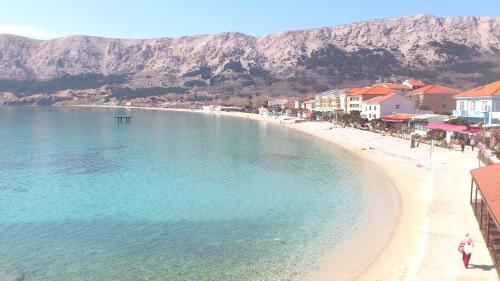 widok na plażę z domami i górami w obiekcie Apartments Mare w Bašce