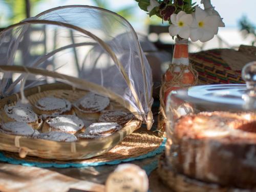 un tavolo con una ciotola di biscotti e un contenitore di vetro di Kite Lodge Brazil a Prea