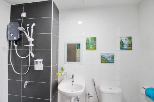 een badkamer met een douche, een toilet en een wastafel bij H2H - Eleven4 Majestic Ipoh in Ipoh
