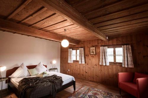 เตียงในห้องที่ Landhaus Holzen