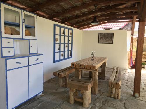 ノスヴァイにあるHűs Udvarのキッチン(木製テーブル、ベンチ付)