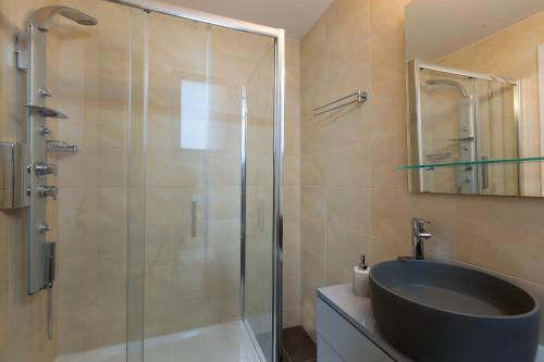 A bathroom at Anesis Villa, spacious & cozy, By ThinkVilla