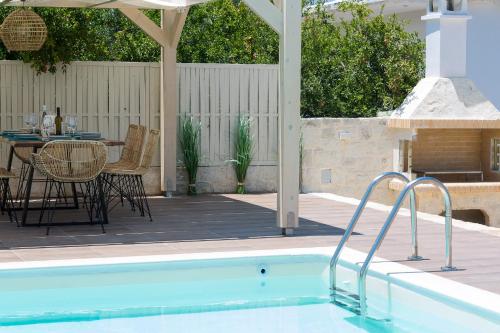 Piscina di Anesis Villa, with Private Pool & BBQ, By ThinkVilla o nelle vicinanze