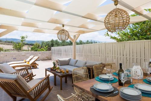 Area soggiorno di Anesis Villa, with Private Pool & BBQ, By ThinkVilla