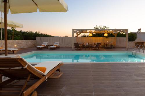 Piscina di Anesis Villa, with Private Pool & BBQ, By ThinkVilla o nelle vicinanze