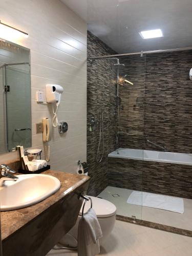Ένα μπάνιο στο Al Murooj Grand Hotel