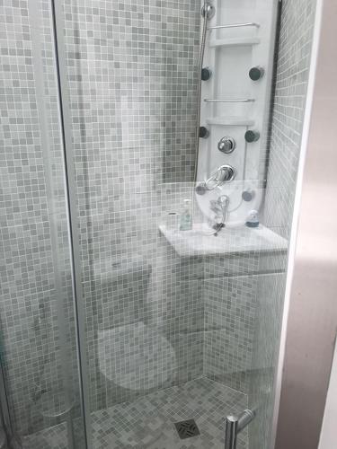 ファロにあるCasinhaのバスルーム(シャワー、トイレ、洗面台付)