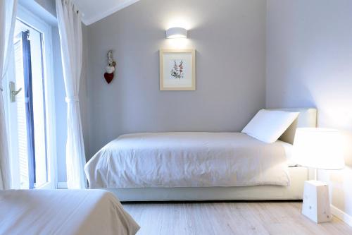 a white bedroom with a bed and a window at Agriturismo Tenuta "Il Cigno" in Villanterio