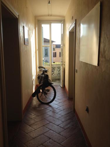 une moto garée dans un couloir avec une fenêtre dans l'établissement Alloggio della Villetta, à Palazzolo sullʼOglio