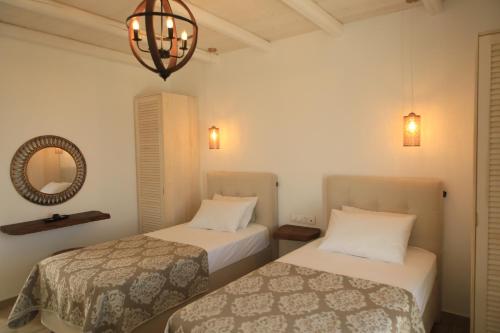 Postel nebo postele na pokoji v ubytování Theasis Luxury Suites