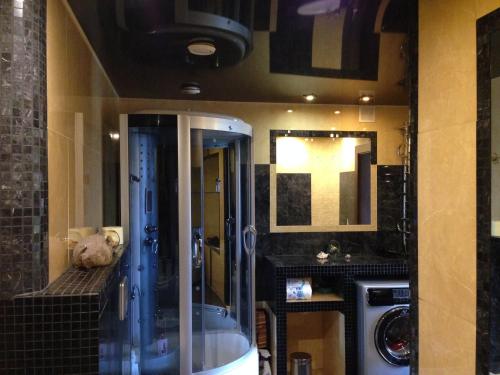 een badkamer met een ligbad en een wastafel bij View apartment Семицвіт in Lviv