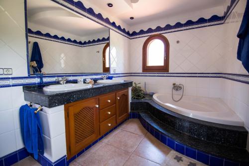 Kamar mandi di Villa Ca na Vinya
