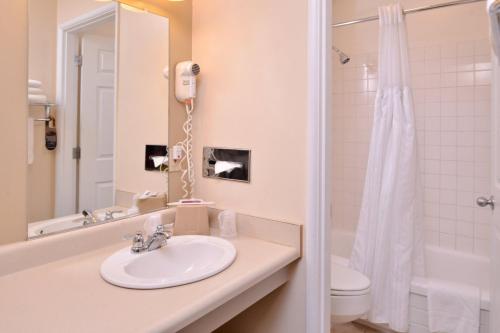 Kamar mandi di Campus Inn & Suites Eugene Downtown