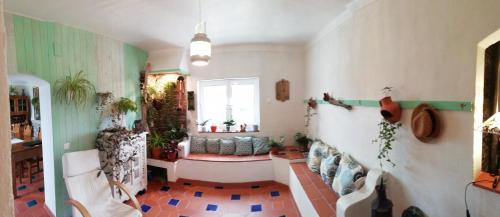 uma casa de banho com uma banheira e um lavatório num quarto em Casinha d'Alice et Serge em Cela Velha