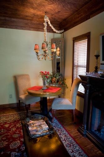 Zona de estar de Bed and Breakfast on White Rock Creek