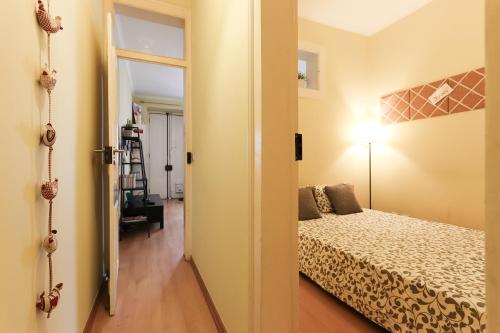 リスボンにあるCasinha Lisboeta UT Bridge Apartamento Alcantaraのベッドルーム1室(ベッド1台付)と部屋のドア1室が備わります。