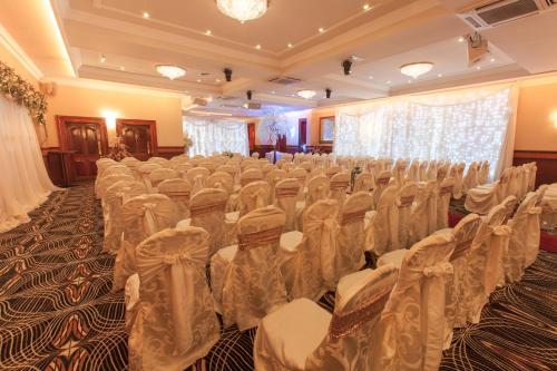 a room with a bunch of chairs in a room at Flagstaff Lodge in Newry
