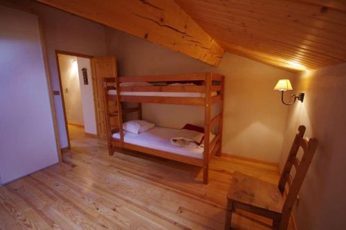 a room with two bunk beds and a table at Lupin in Formiguères