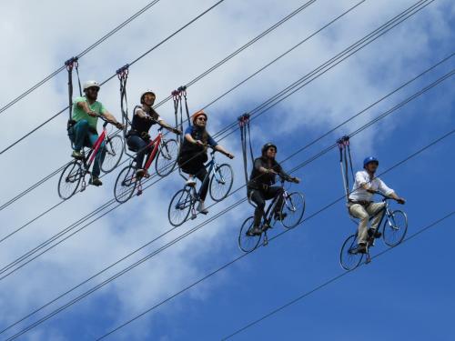 um grupo de pessoas a andar de bicicleta em cabos telefónicos em Hotel, Bungalows, Chalet y Cabañas Aventura Park Villa De Leyva La Periquera em Villa de Leyva