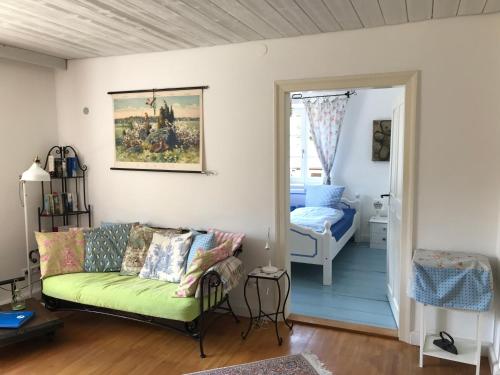 ein Wohnzimmer mit einem Sofa und einem Bett in der Unterkunft Ferienwohnungen im Lüftlmalereck, Mussldomahaus in Oberammergau