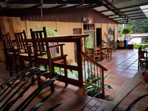 - un restaurant avec une table et des chaises dans la chambre dans l'établissement Greemount Hotel, à Monteverde Costa Rica