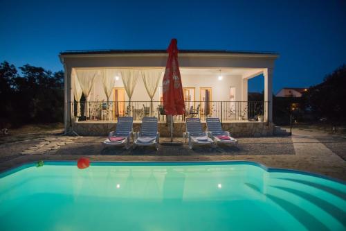 Bazén v ubytování Holiday home with pool Kristal nebo v jeho okolí